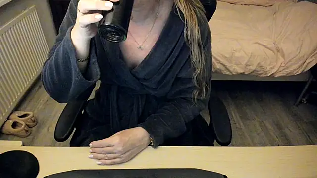 Snapshot of minoesje37 chatting on February 4, 8:38 pm minoesje37 online show from February 4, 8:38 pm