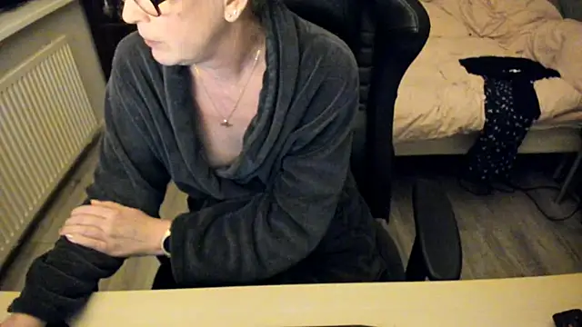 Snapshot of minoesje37 chatting on February 10, 8:42 pm minoesje37 online show from February 10, 8:42 pm
