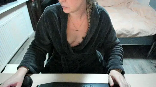 Snapshot of minoesje37 chatting on February 16, 8:00 pm minoesje37 online show from February 16, 8:00 pm