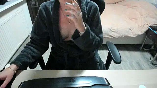 Snapshot of minoesje37 chatting on March 15, 8:32 pm minoesje37 online show from March 15, 8:32 pm