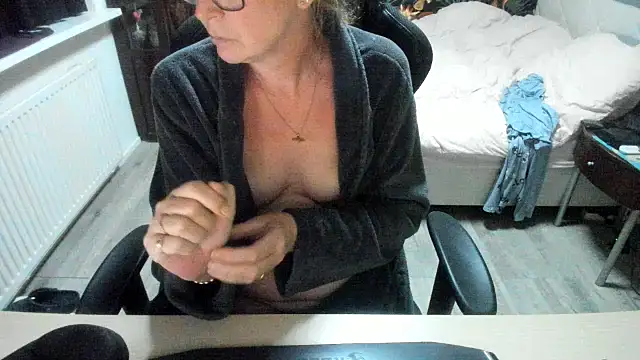 Snapshot of minoesje37 chatting on September 16, 7:15 pm minoesje37 online show from September 16, 7:15 pm