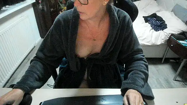 Snapshot of minoesje37 chatting on September 23, 7:28 pm minoesje37 online show from September 23, 7:28 pm