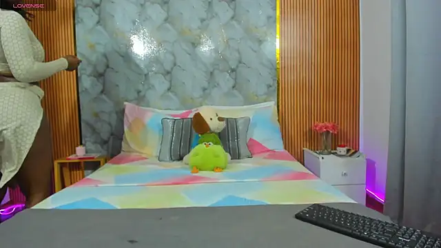 Snapshot of Angeluzii chatting on December 18, 4:46 pm Angeluzii online show from December 18, 4:46 pm