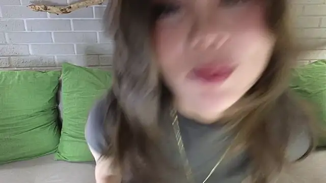JuliaBeng online show from May 16, 3:33 pm