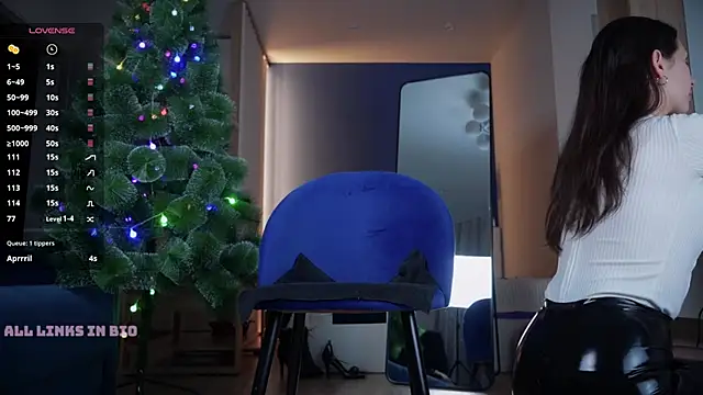 LAUREL HAZEL online show from January 25, 7:18 pm