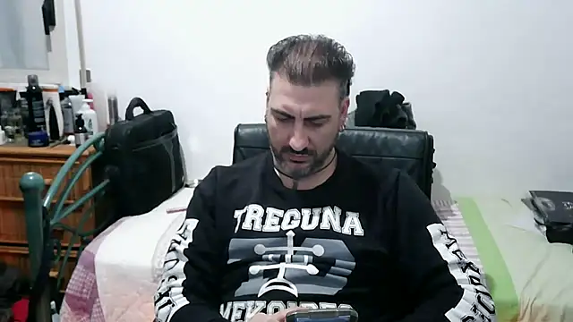 Snapshot of Italian_dark_desire chatting on February 21, 9:43 am Italian dark desire online show from February 21, 9:43 am