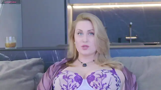 Snapshot of Sinful_Eyes chatting on February 5, 2:26 pm Sinful Eyes online show from February 5, 2:26 pm