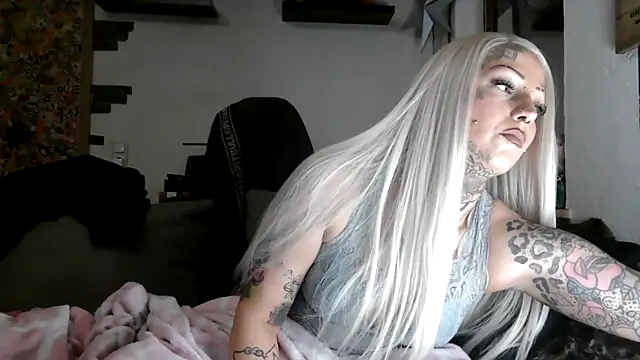 Snapshot of RoxxyInk chatting on March 17, 10:13 pm RoxxyInk online show from March 17, 10:13 pm