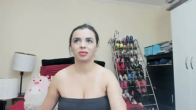 juliahayessxx online show from February 13, 8:45 pm