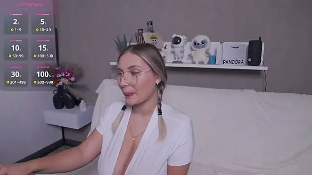 DakotaMae online show from November 21, 4:16 pm