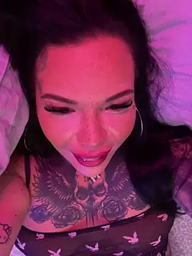 Snapshot of _MelinaCurves_ chatting on December 4, 11:35 pm MelinaCurves online show from December 4, 11:35 pm