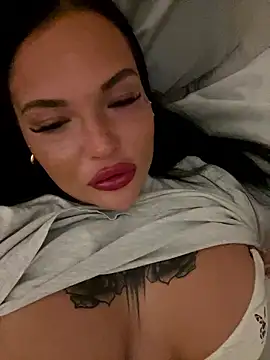 Snapshot of _MelinaCurves_ chatting on January 9, 11:39 pm MelinaCurves online show from January 9, 11:39 pm