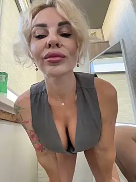 Snapshot of Hotnessi chatting on September 27, 11:04 am Hotnessi online show from September 27, 11:04 am