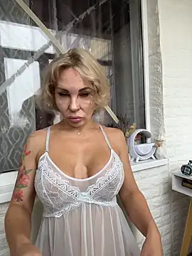 Snapshot of Hotnessi chatting on November 9, 7:28 am Hotnessi online show from November 9, 7:28 am