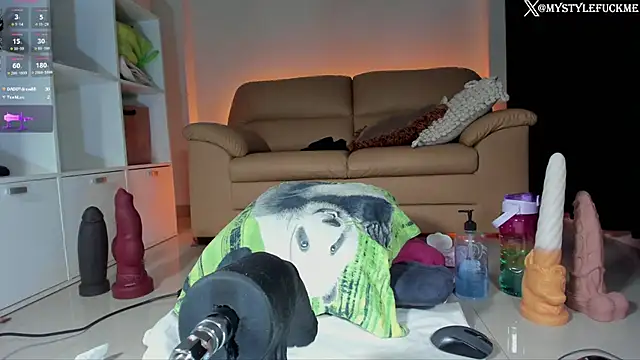 Snapshot of Th3Qu33n0fBigg3st chatting on January 9, 4:08 am Th3Qu33n0fBigg3st online show from January 9, 4:08 am