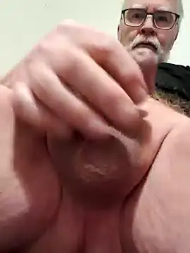 Snapshot of Redhairy4u chatting on December 9, 10:32 am Redhairy4u online show from December 9, 10:32 am