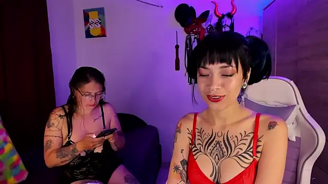 Snapshot of dungeongirls chatting on March 31, 7:36 pm dungeongirls online show from March 31, 7:36 pm