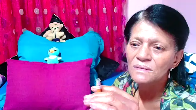 Snapshot of SLUTTYROXY chatting on September 25, 6:17 am SLUTTYROXY online show from September 25, 6:17 am