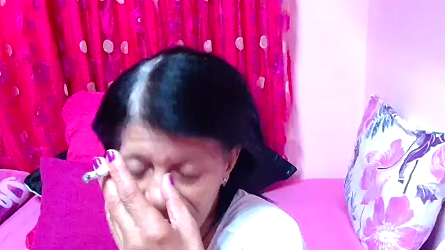 Snapshot of SLUTTYROXY chatting on October 3, 7:05 am SLUTTYROXY online show from October 3, 7:05 am