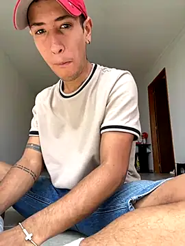 Snapshot of RetainedHound chatting on October 5, 4:49 pm RetainedHound online show from October 5, 4:49 pm