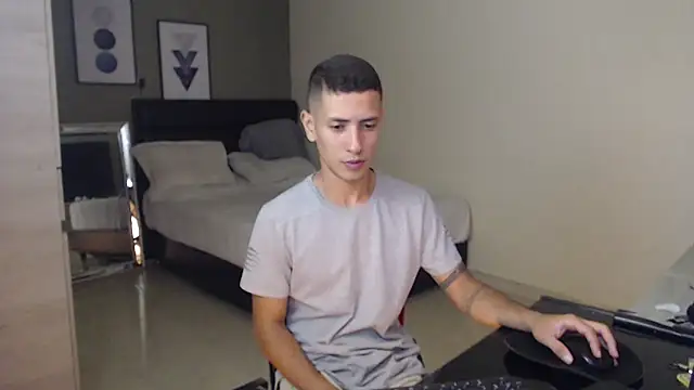 Snapshot of RetainedHound chatting on November 12, 11:36 pm RetainedHound online show from November 12, 11:36 pm