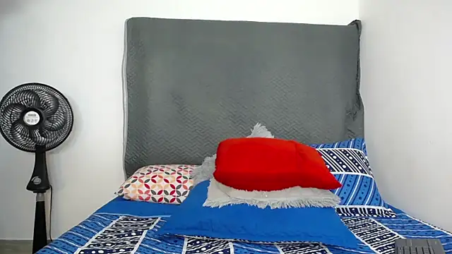 LoraineBigCockTs online show from March 18, 9:10 pm