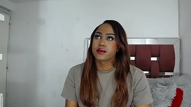 LoraineBigCockTs online show from November 27, 10:01 pm