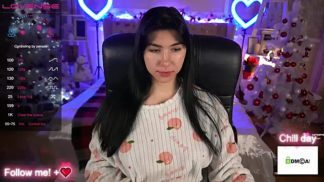 Snapshot of EmilyCandyy chatting on December 17, 10:34 am EmilyCandyy online show from December 17, 10:34 am
