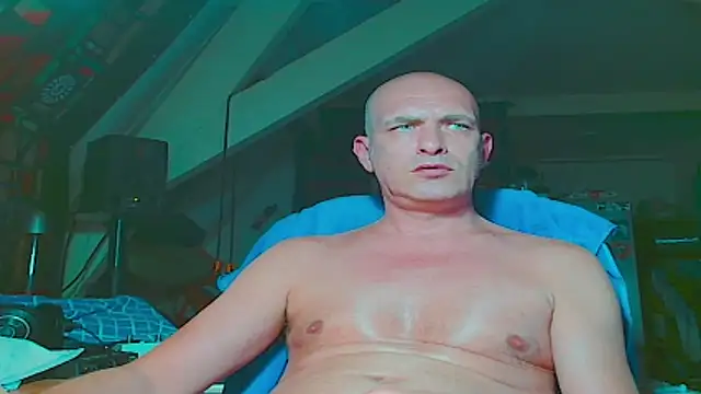 Snapshot of maxhard77 chatting on May 31, 10:33 pm maxhard77 online show from May 31, 10:33 pm