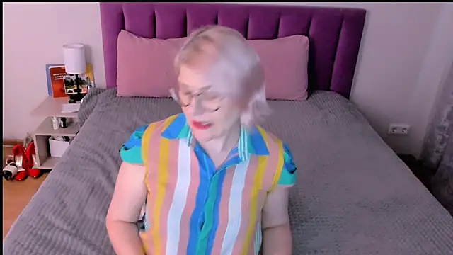 sabrinamacmarren online show from December 4, 7:06 am