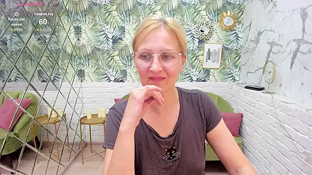 Snapshot of Paris_Cherry chatting on September 14, 8:41 pm Paris Cherry online show from September 14, 8:41 pm