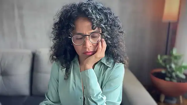 Snapshot of illaroom chatting on October 6, 8:17 pm illaroom online show from October 6, 8:17 pm