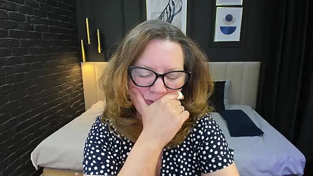 LeaPure online show from February 7, 5:27 pm