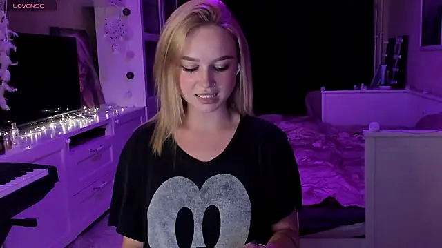 MaryDreaminess online show from March 6, 6:48 pm