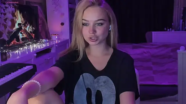 MaryDreaminess online show from March 9, 10:52 pm