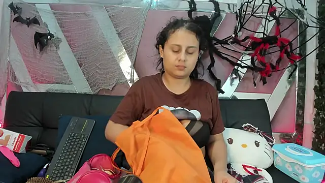 AbbyTaylorr online show from October 28, 2:26 am