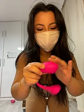 White-Petite online show from July 21, 7:05 pm