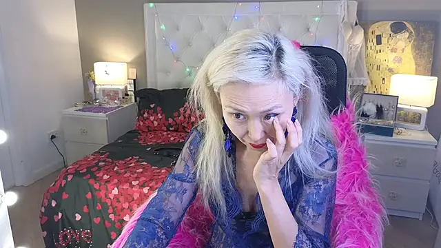 Snapshot of RoxalanaStar chatting on February 25, 11:14 pm RoxalanaStar online show from February 25, 11:14 pm