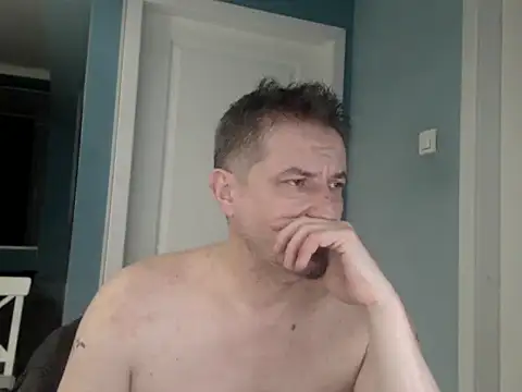 Snapshot of MisterFaithRO chatting on April 15, 11:27 pm MisterFaithRO online show from April 15, 11:27 pm