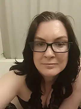 Snapshot of DesreRose chatting on June 15, 12:35 am DesreRose online show from June 15, 12:35 am