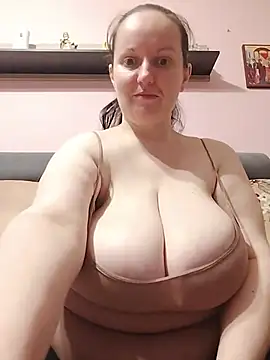 Snapshot of BustyLadyAlma chatting on July 17, 7:37 am BustyLadyAlma online show from July 17, 7:37 am
