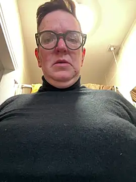 lucyslegs online show from March 25, 6:25 pm