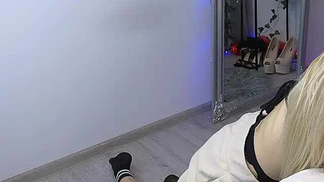 JuliaJuliette online show from March 10, 11:38 pm