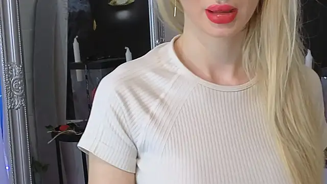 JuliaJuliette online show from March 22, 5:09 pm