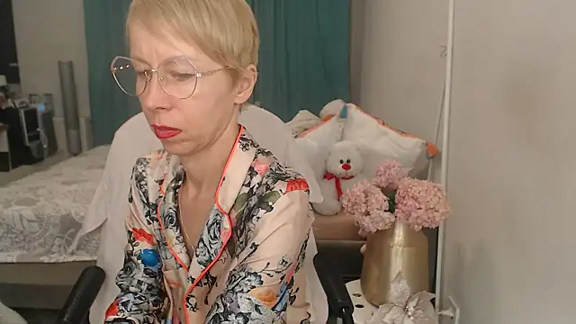 Snapshot of LuxuryNika chatting on June 30, 6:53 pm LuxuryNika online show from June 30, 6:53 pm