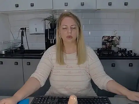 Snapshot of erikaerika chatting on September 23, 7:11 am erikaerika online show from September 23, 7:11 am