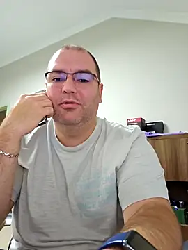 Snapshot of Andrew1900529 chatting on October 15, 6:24 am Andrew1900529 online show from October 15, 6:24 am