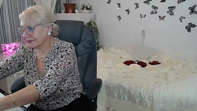 Snapshot of Ghertrude52 chatting on October 2, 3:35 am Ghertrude52 online show from October 2, 3:35 am