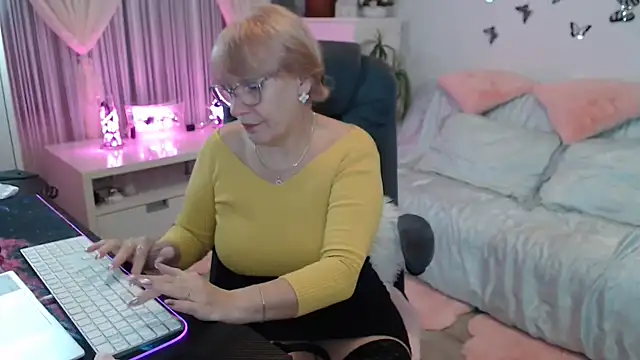 Snapshot of Ghertrude52 chatting on November 10, 4:11 am Ghertrude52 online show from November 10, 4:11 am