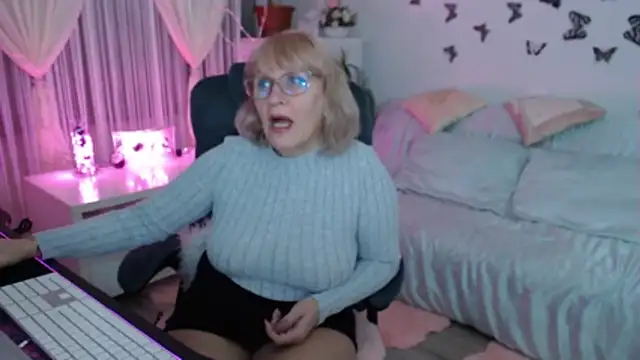 Snapshot of Ghertrude52 chatting on November 16, 4:07 am Ghertrude52 online show from November 16, 4:07 am